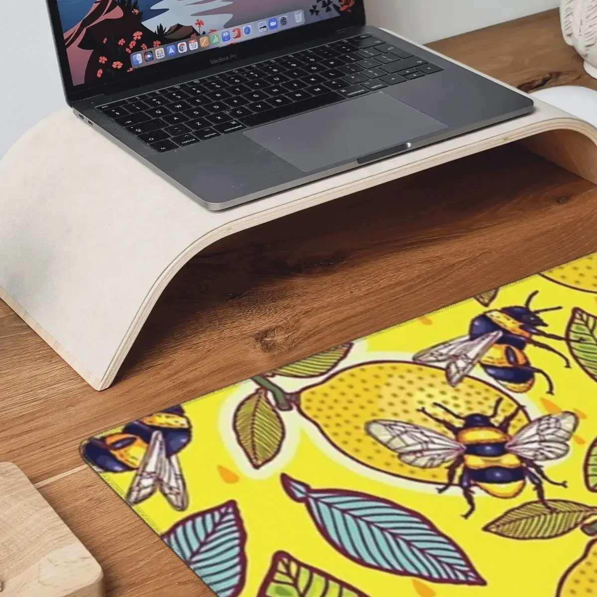 Yellow Lemon And Bee Garden La - Yellow Laptop Accessories のレビューと価格
